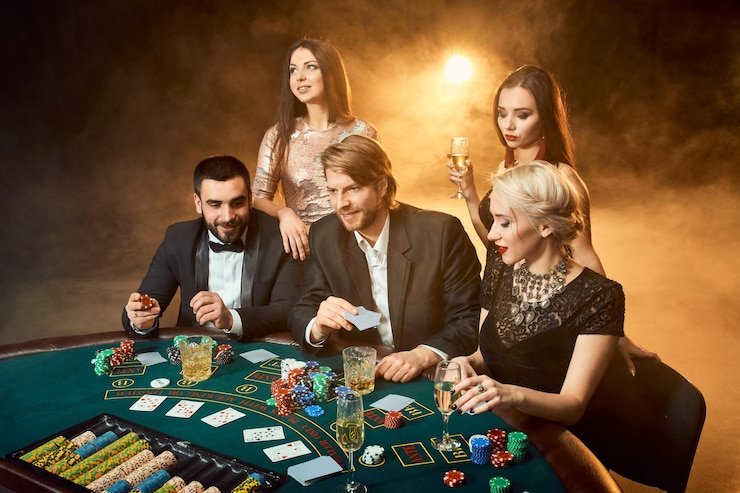 Meja Sic Bo Dadu live dealer dengan tiga dadu dan layar digital di studio kasino raj123